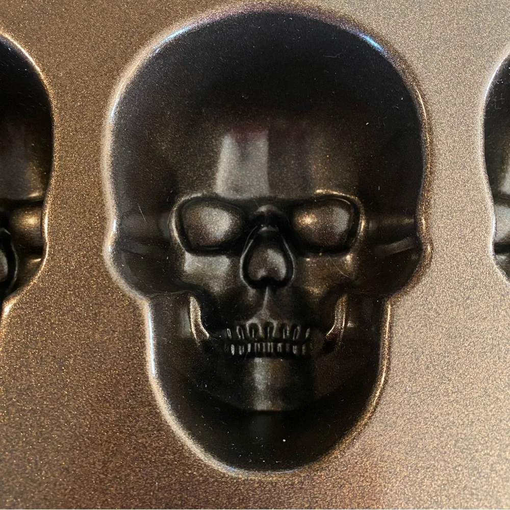 Nordic Ware Mini Skull Cakelet Pan 11.75” x 10” Non Stick Baking Gothic Haunted
